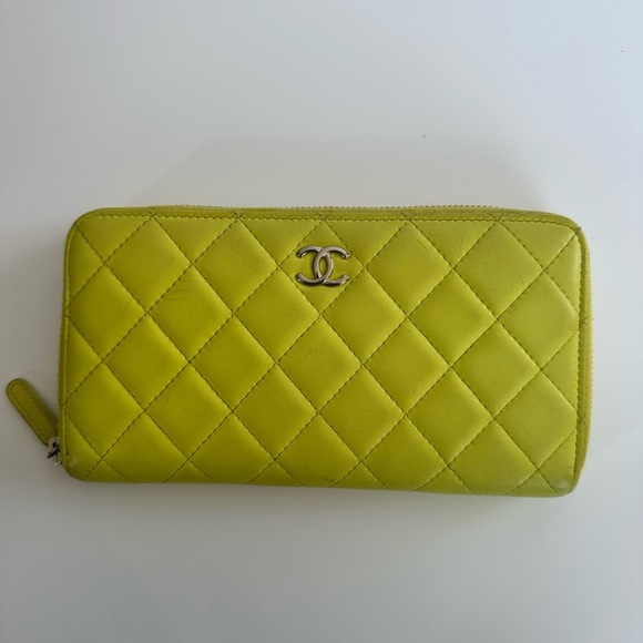 Chanel Pre-loved Diamond-Quilted Wallet in yellow lambskin leather - Picture 1 of 13